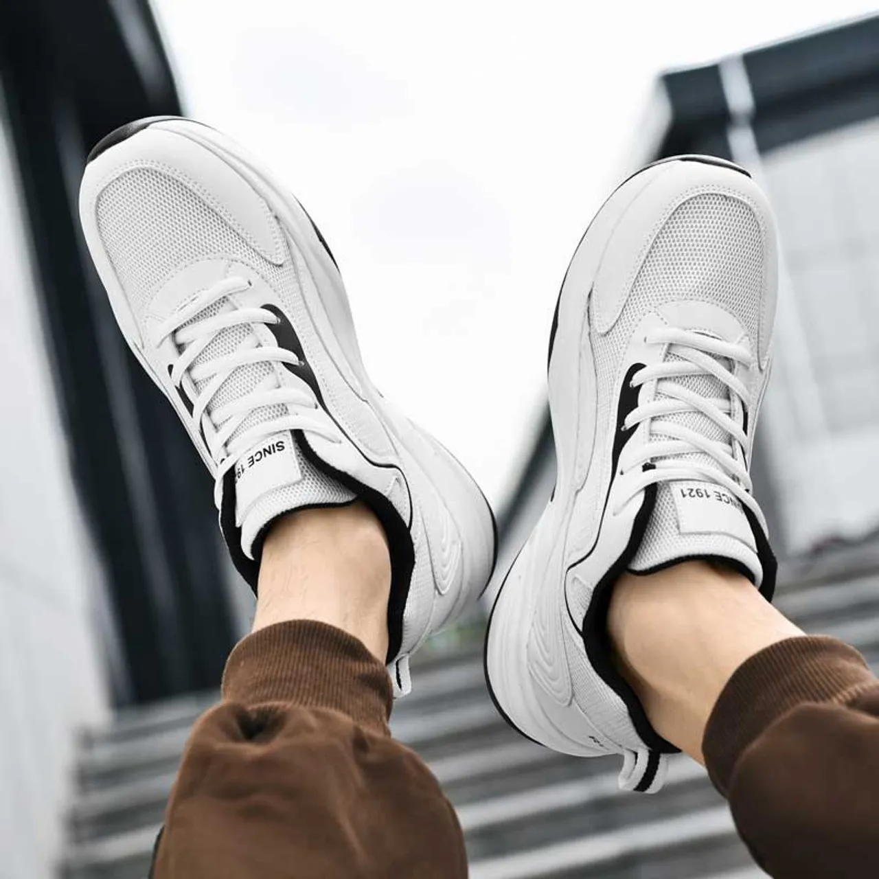 White casual curved stripe shoe sneaker 2492